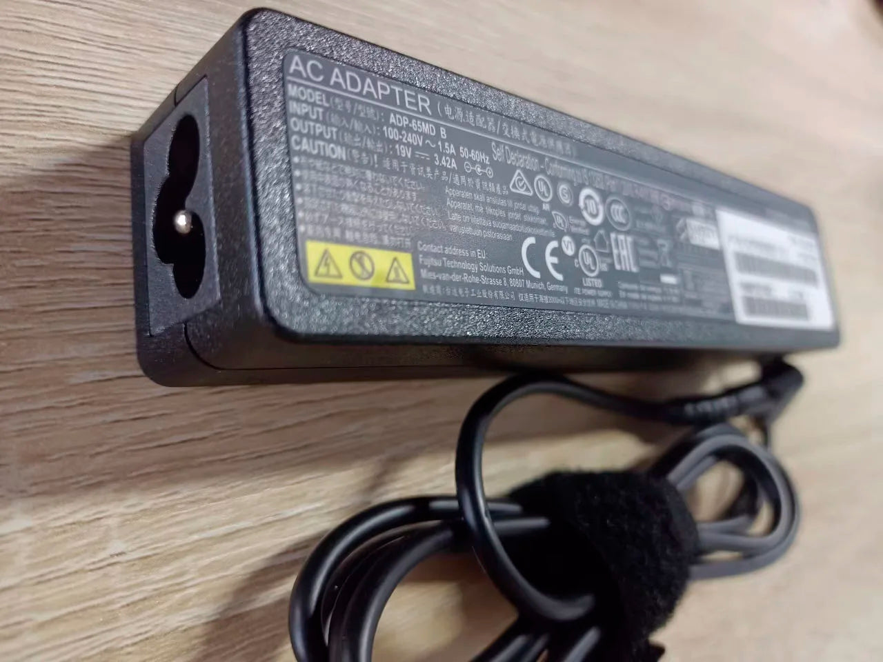 Genuine 19V 3.42A 65W 3.5*1.35mm AC Adapter CP500637-01 CP788559-01 FPCAC163 Charger for Fujitsu Stylistic Q738 Q739 R726 Q775